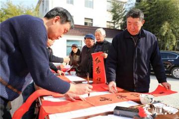 火红春联让年味更浓！扬州“党员书法家”给村民送“门福”