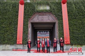 '巨幅春联亮相江苏东台500孩童朗诵
